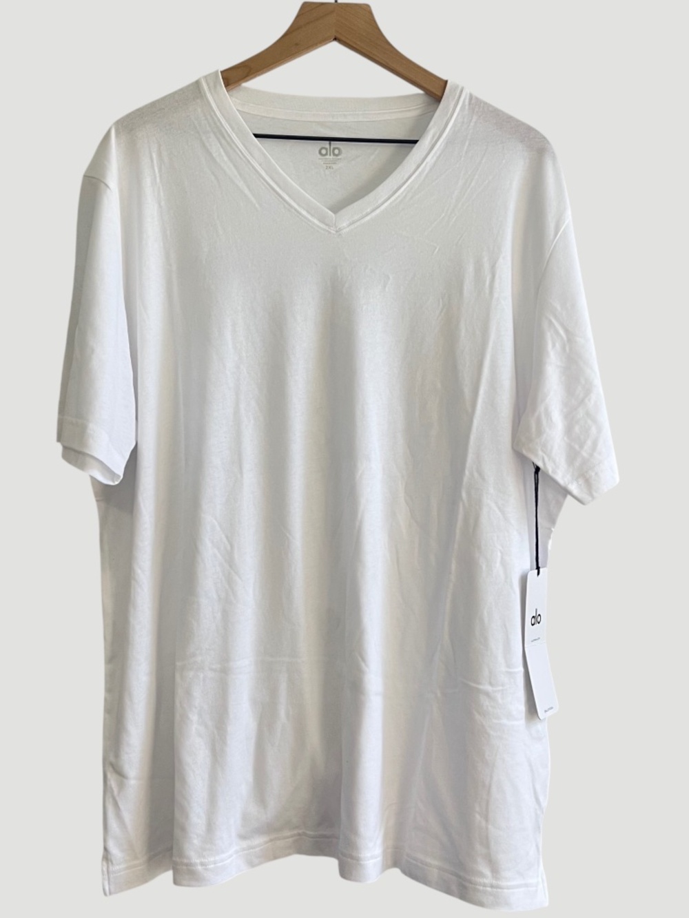 Alo Yoga Men’s V-Neck T-Shirt White 2XL NWT Short Sleeve Logo Tee Retail $58